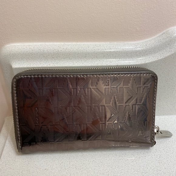 Micheal Kors Large Zip up Wallet - Picture 2 of 2